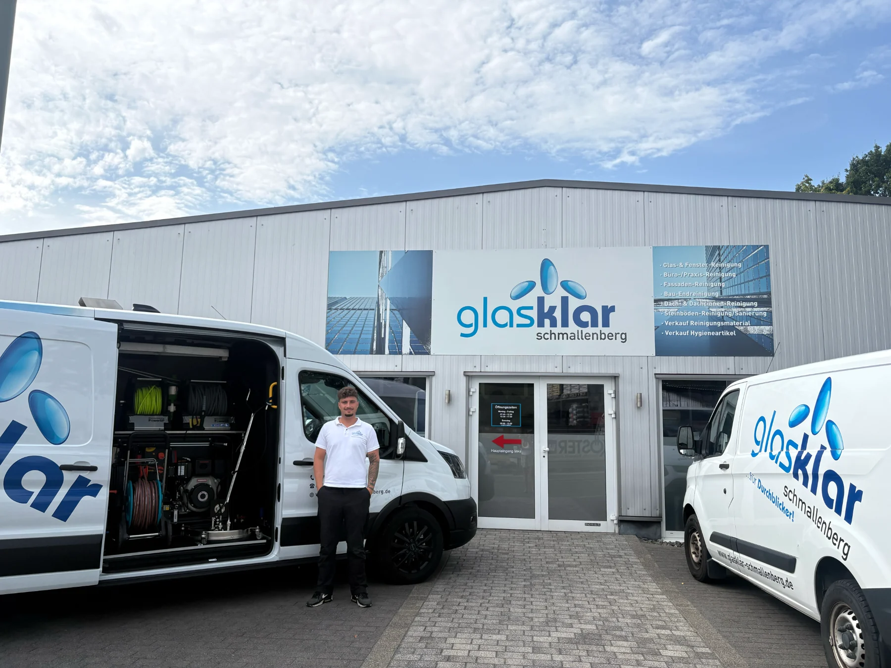 Glasklar Gebäudeservice mit Fahrzeugen und professioneller Reinigungstechnik