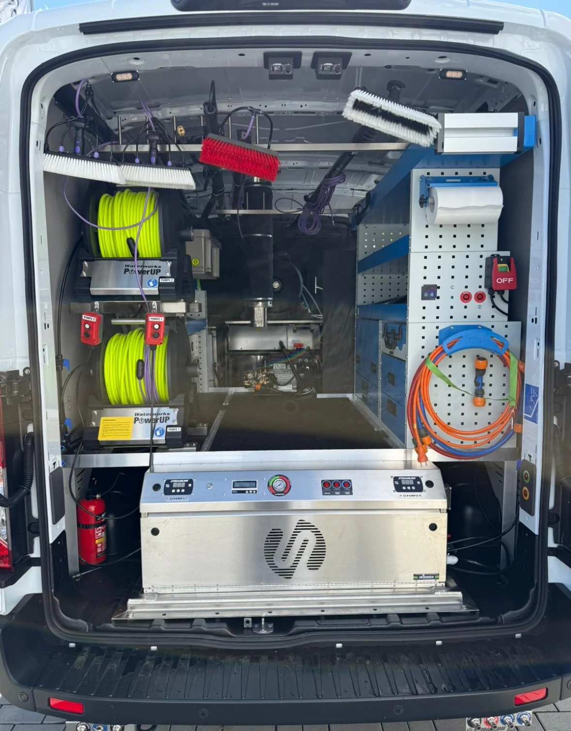 Professionell ausgebautes Reinigungsfahrzeug mit Technik