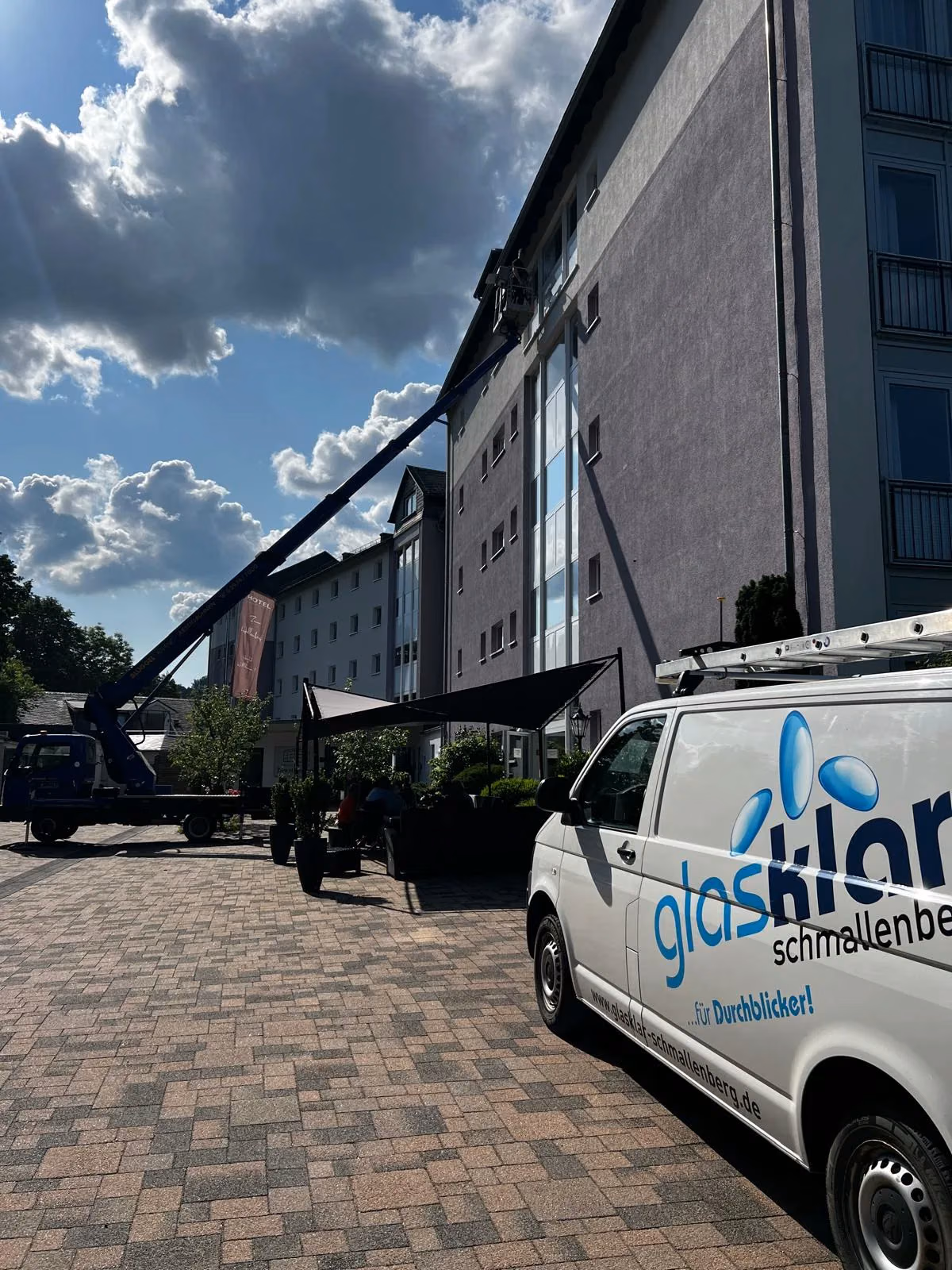 Glasklar im Einsatz mit einer Hubarbeitsbühne an hoch gelegenen Fenstern