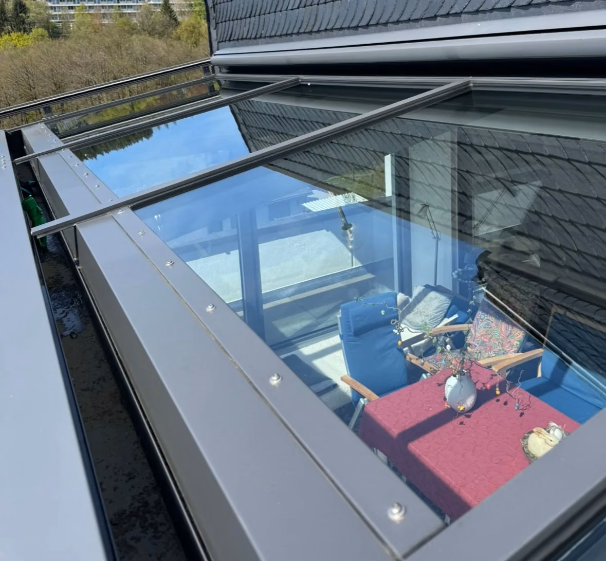 Glasdach über der Terrasse nach der Reinigung