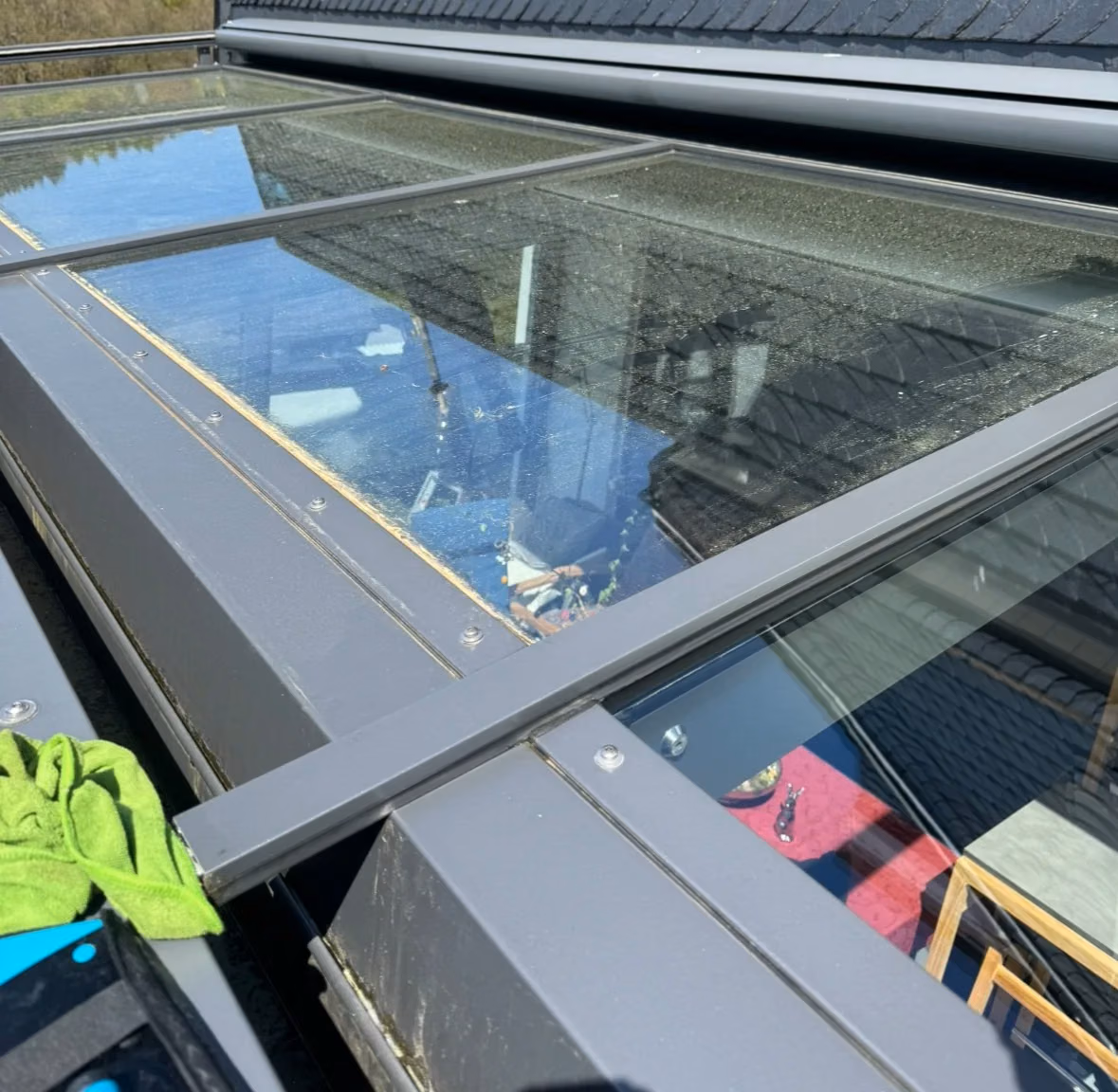 Dieselbe Glasüberdachung über der Terrasse vor der Reinigung